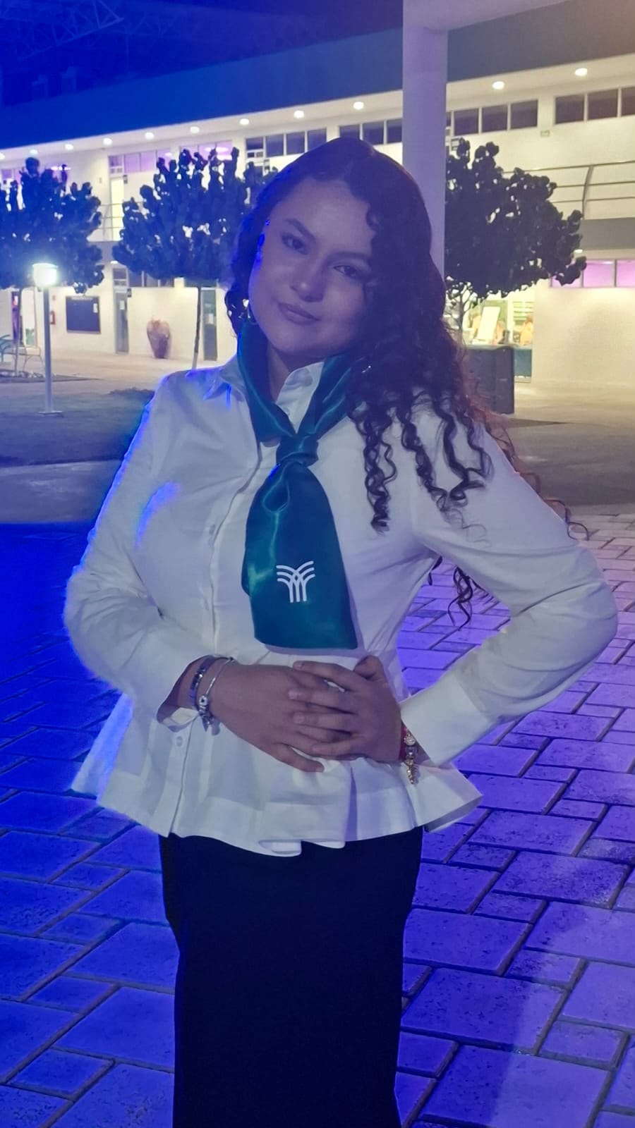 Abril en Campus Laguna, con camisa blanca y pañuelo verde de Tecmilenio